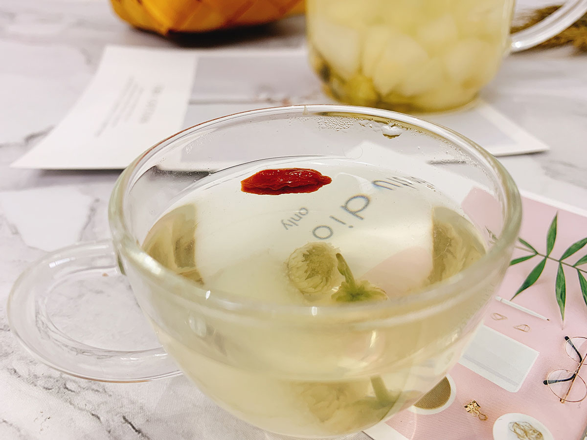 雪梨菊花水怎么煮降火,菊花雪梨冰糖饮怎么做好吃