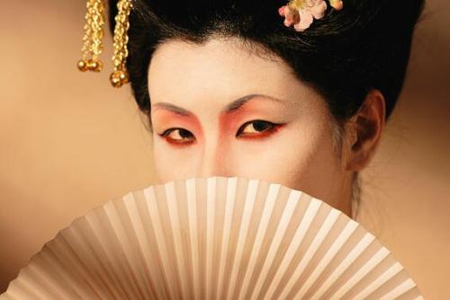 日本艺妓是“明治维新”功臣姿色让英女王醋意大发