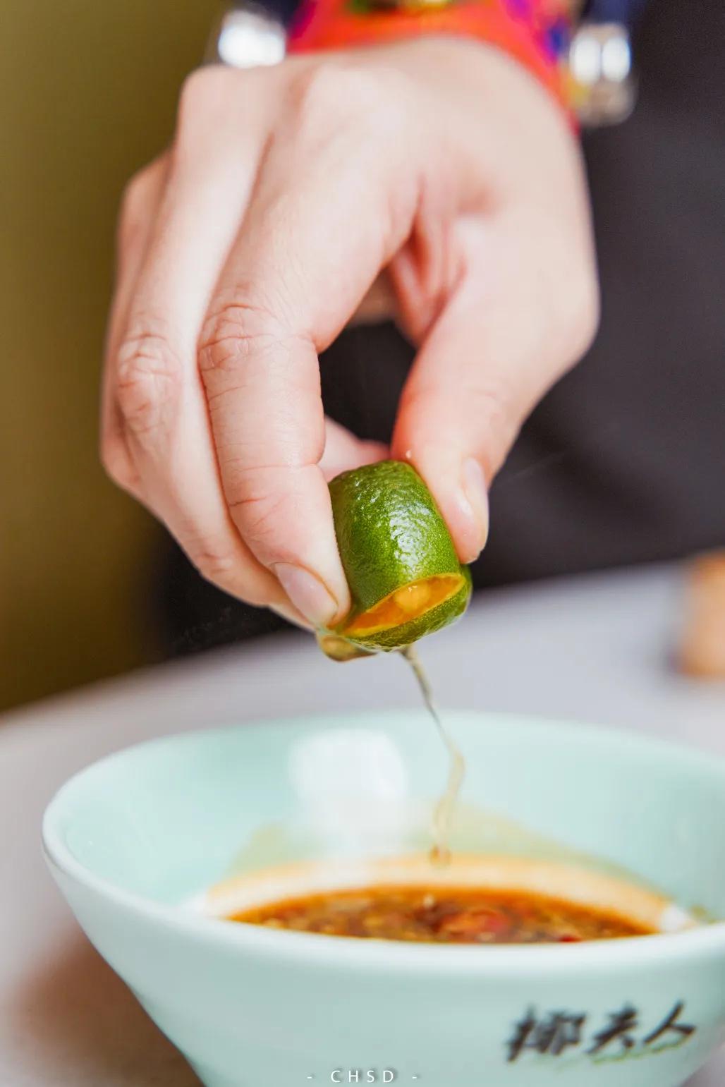 椰椰椰！这家人气椰子鸡专门店，光是汤底就喝饱了