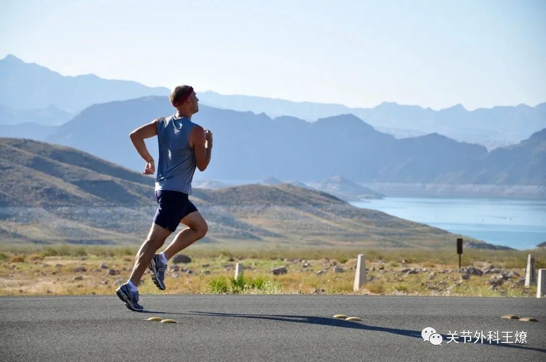 跑步机跟户外跑步哪个更伤膝盖,跑步机正确跑步不伤膝盖的方法