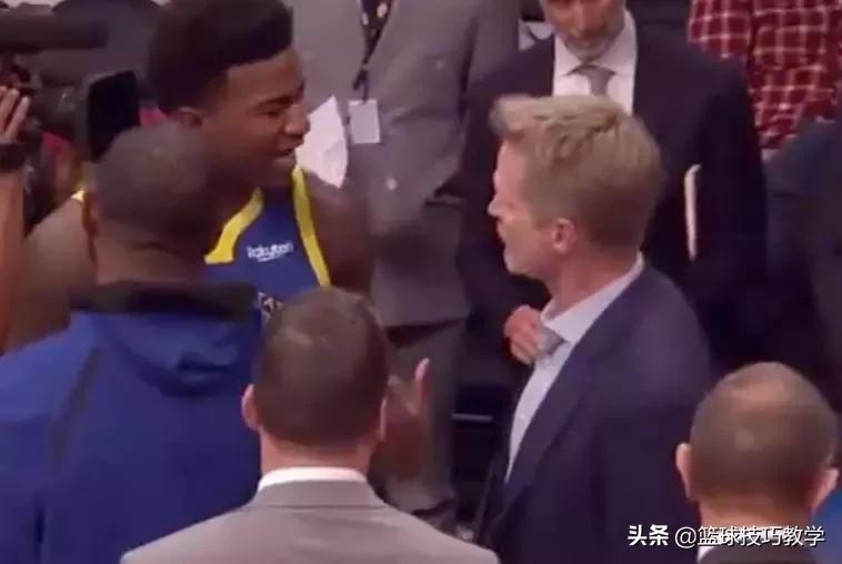 勇士球迷当着杜兰特的面呼声库里,勇士关键球杜兰特库里
