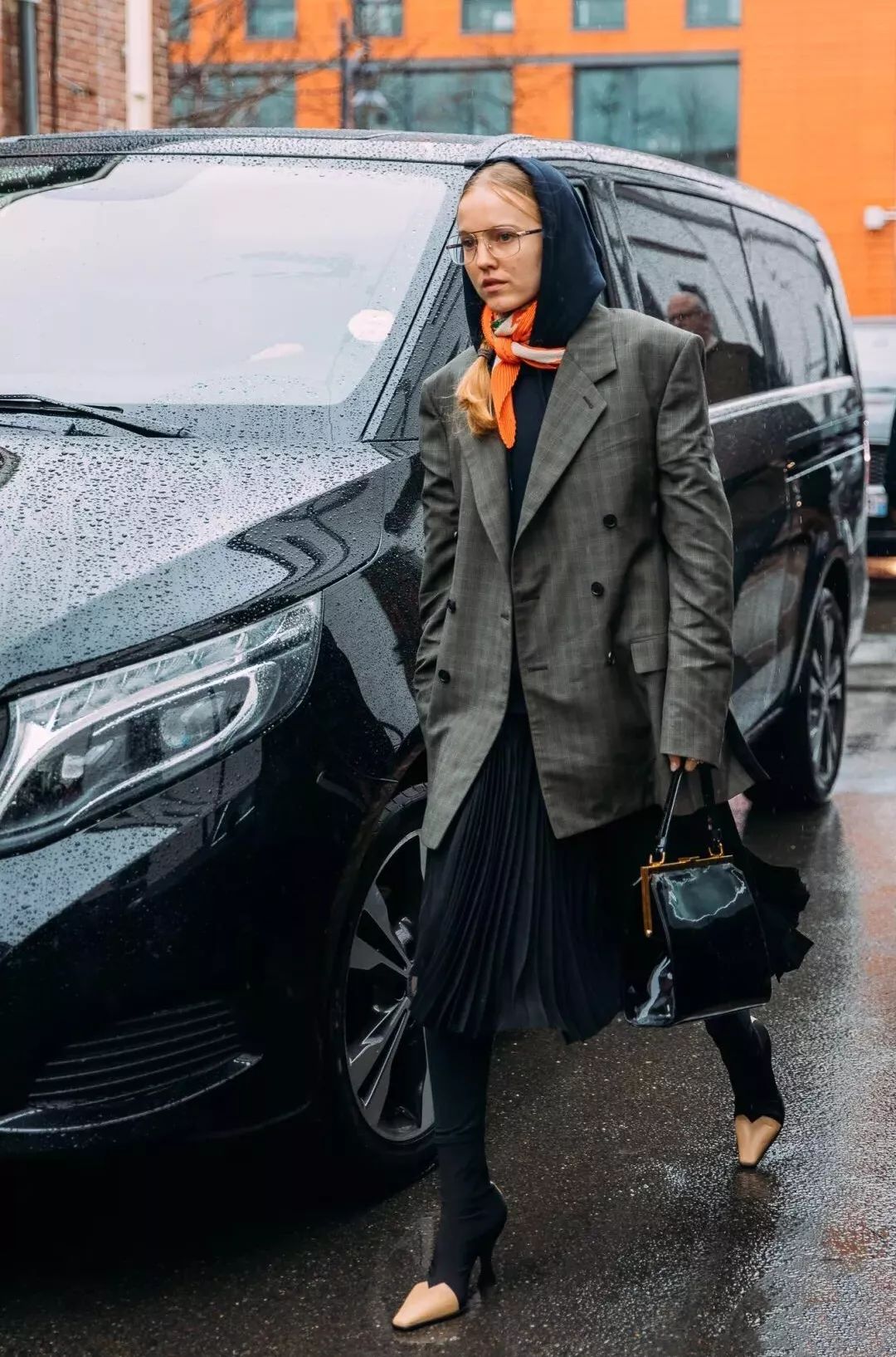 跨越半世纪的经典搭配王丝巾，这都当衣服穿了？