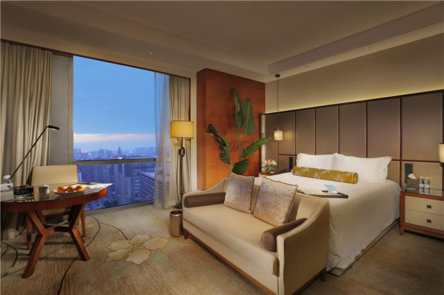 东莞|康帝国际酒店仅1199高级客房+自助早晚餐+饮品券2张+小公仔