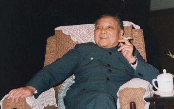 1988年，人大会议上*小平邓**正要抽烟，收到陌生纸条：请你不要吸烟