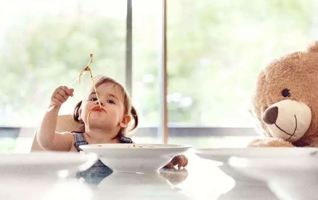 关于孩子比较不爱说话的家长建议,孩子不爱说话怎么引导他开口