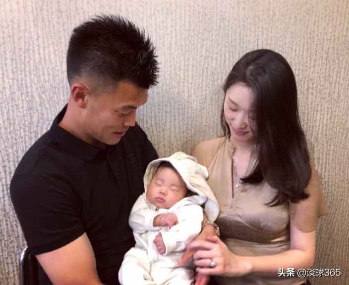32岁国足锋霸，拒美国国籍为中国效力，妻子是肤白貌美的海归才女