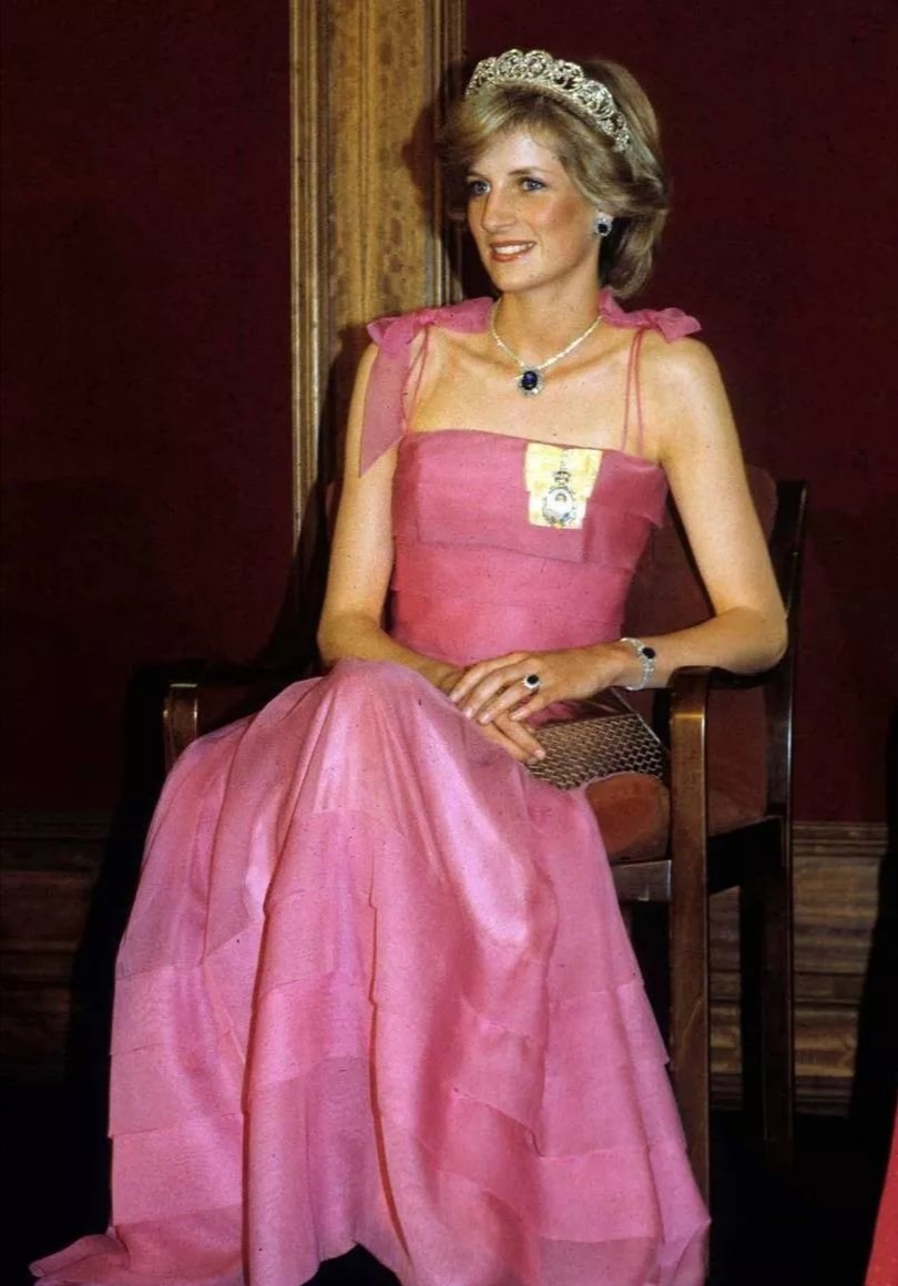 章子怡太放的开，礼服裙竟直接真空上阵，瞅瞅这饱满曲线太惹眼