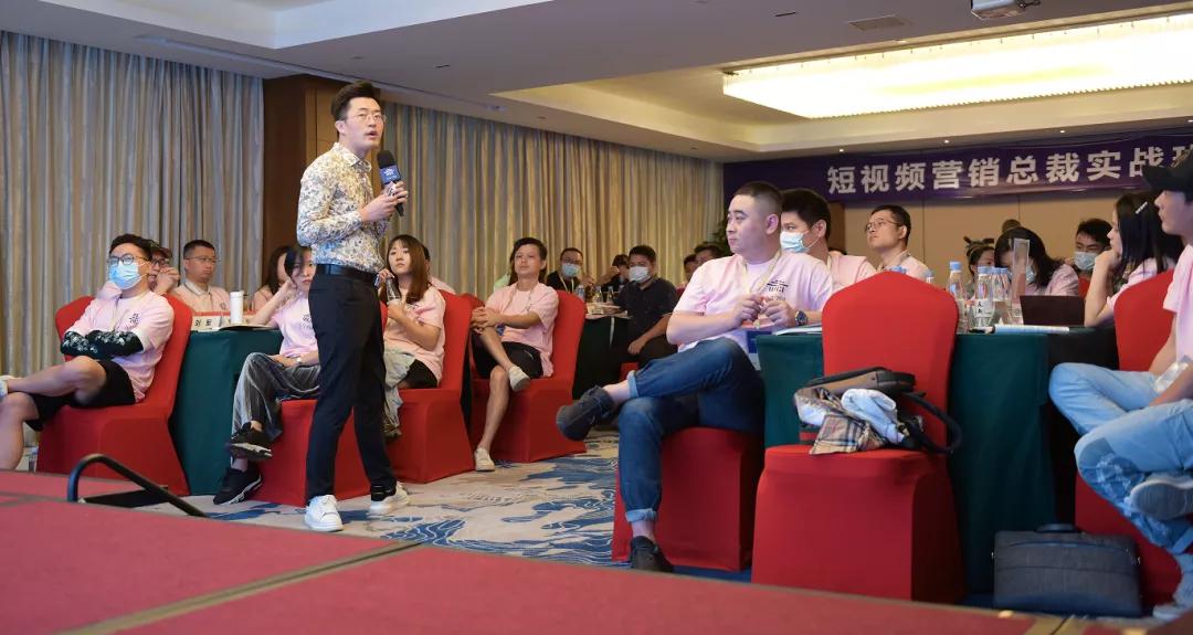 万互学园短视频营销总裁班开讲,教你玩赚短视频