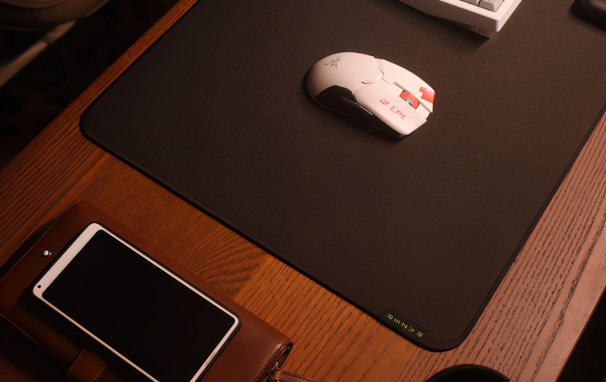 雷蛇凌甲虫游戏鼠标垫快速体验,雷蛇lpl限定款重装甲虫鼠标垫测评