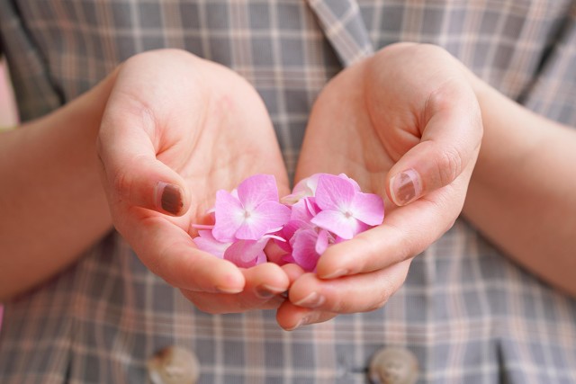 孩子总啃手指怎么办？只需三步轻松化解