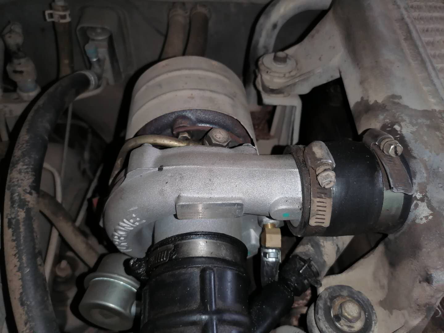 才跑4万公里货车烧机油怎么回事,发动机烧机油活塞发黑