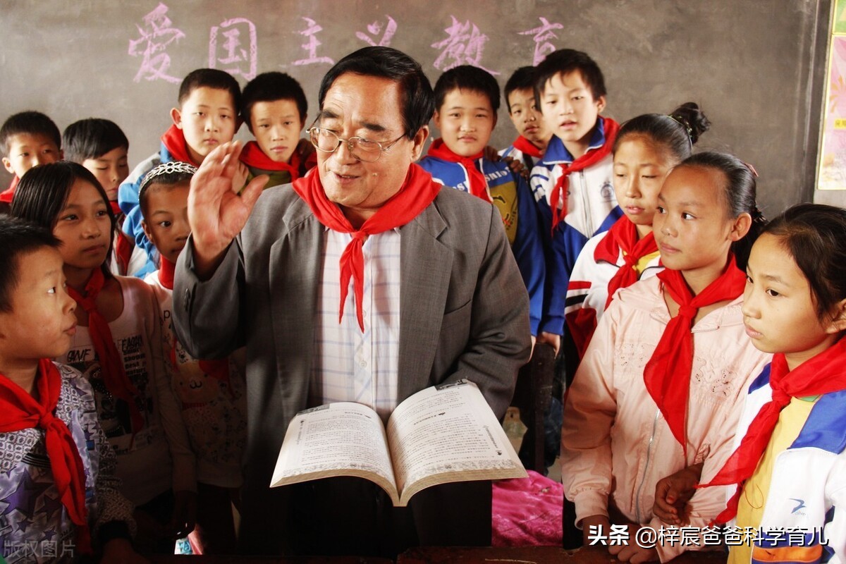 年轻人摆摊被大爷怒骂,大爷吐槽在hm店购物的年轻人