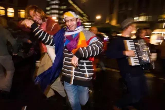 伦敦大混乱！*威示**者“血染”财政部，躺尸唐宁街，这是要上天？