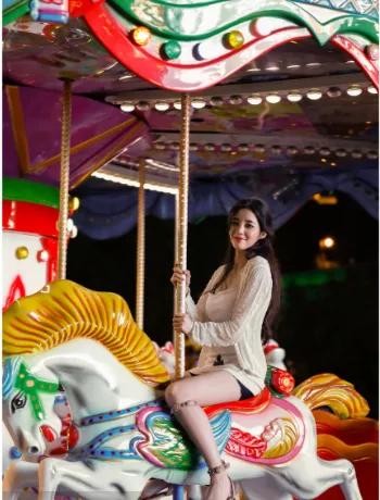 小朋友喜欢玩旋转木马,孩子喜欢的旋转木马