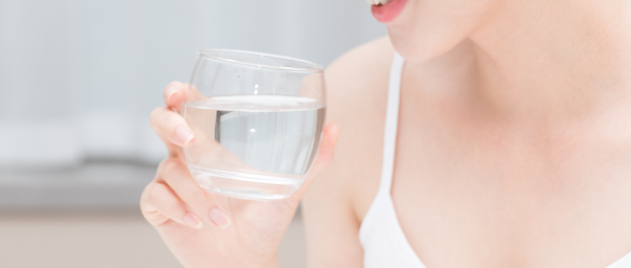 女孩子第一次使用酒店浴缸，第二天*处私**长了痘痘，是性病吗？