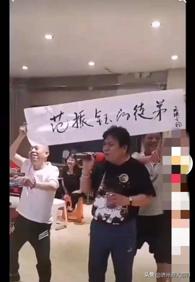 栾云平被郭德纲踹一腿的小品,栾云平被郭麒麟踹一腿的小品