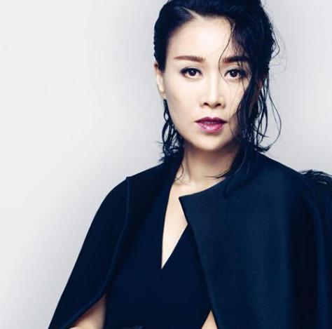 那英当众踢人视频曝光,那英被踢人引热议