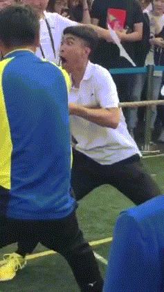 开心一刻gif下雨天,搞笑gif笑到肚子疼意外瞬间特辑