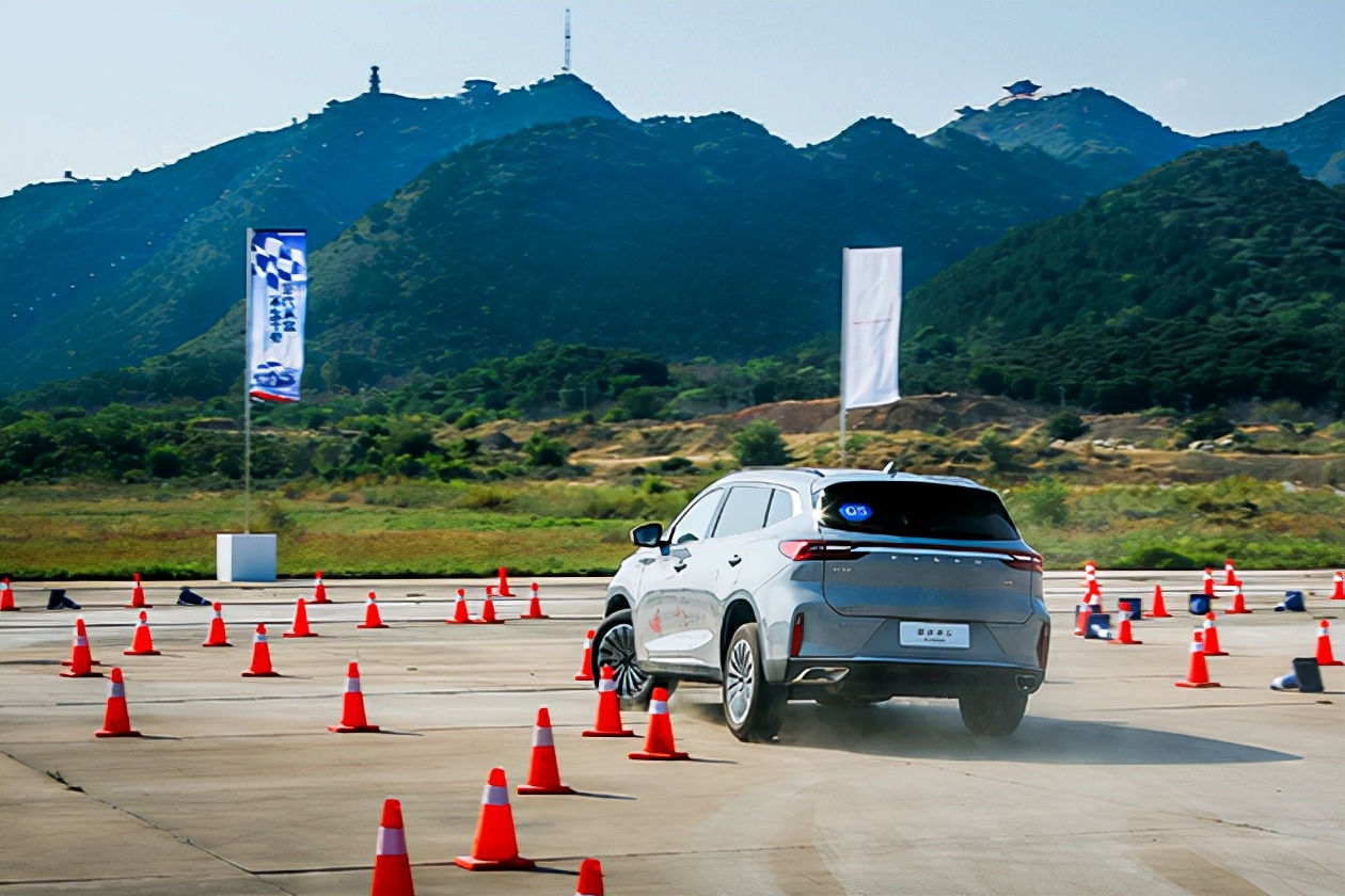 试驾星途凌云400T用自主品牌SUV跑“0-4”是种怎样的体验？