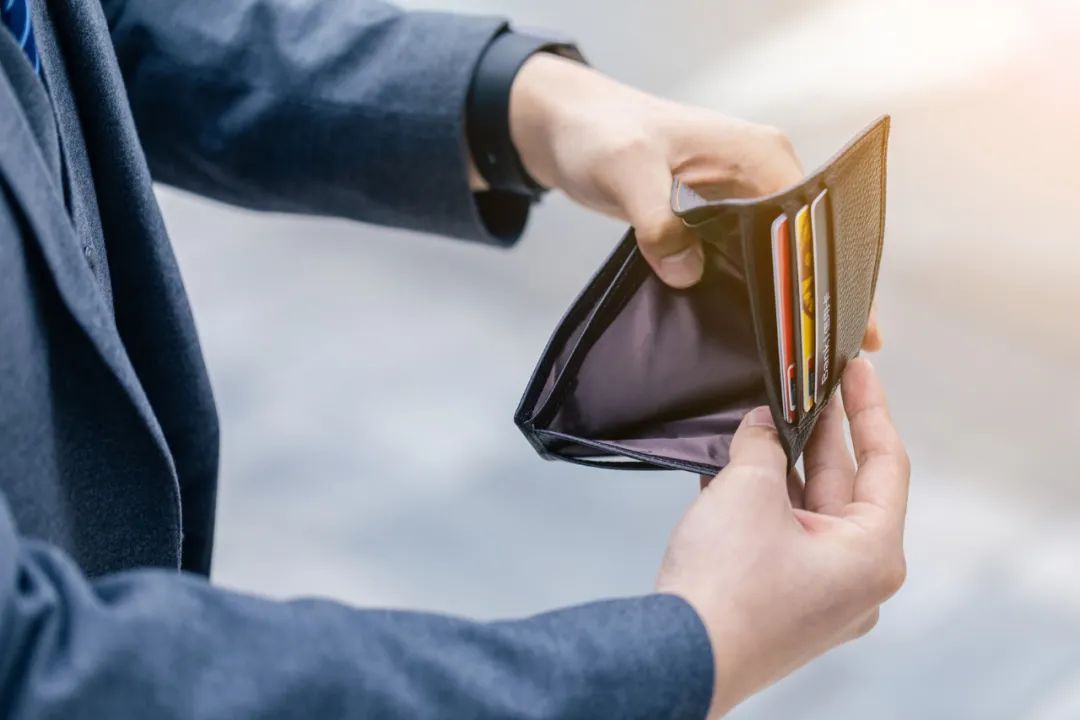 年轻人不愿生孩子，从来不是因为没钱，而是没希望