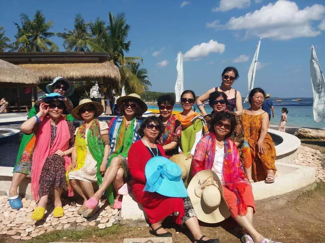 大妈拍照经典15个动作图片,大爷大妈经典拍照动作