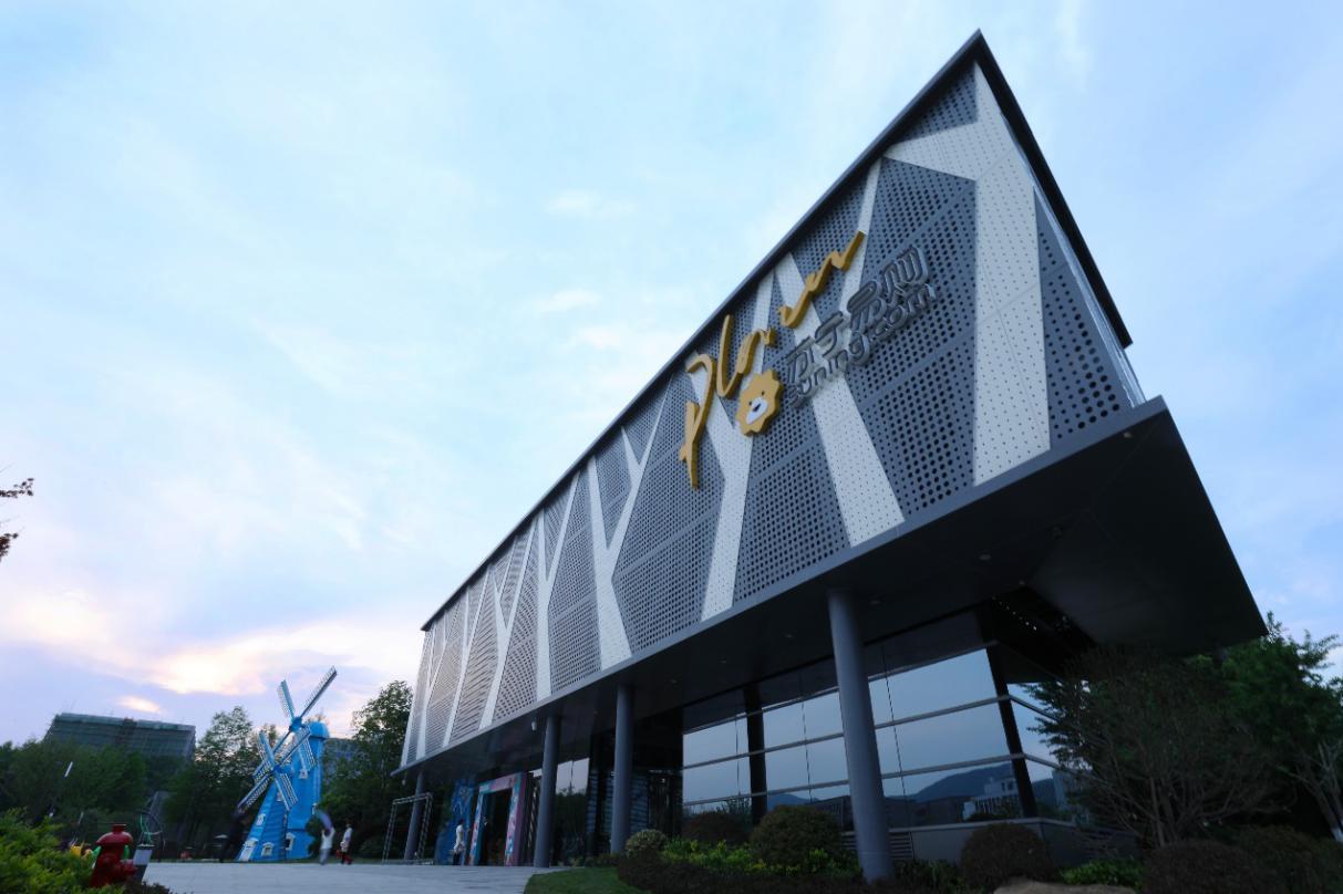 打败黄光裕,和刘强东打价格大战?张近东的苏宁因何负债累累