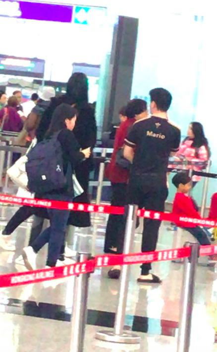 奚梦瑶何猷君香港机场,何猷君为奚梦瑶垫五个枕头