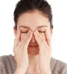 戴眼镜为什么鼻梁会凹进去,为什么戴眼镜鼻梁上有印记