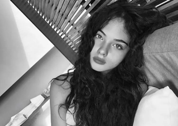 莫妮卡•贝鲁奇穿开叉裙,身材火辣不似55岁,10岁女儿颜值却被嘲