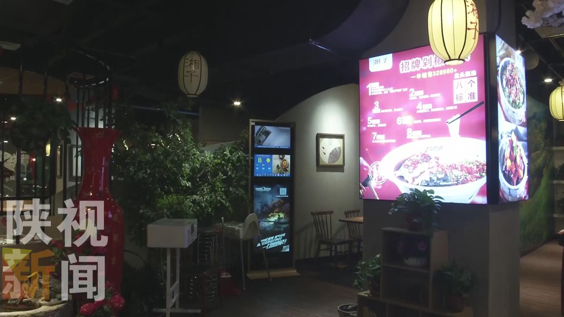 恶心到吐！西安一女士点外卖快吃完时才发现米饭内粘有不明弯曲毛发……