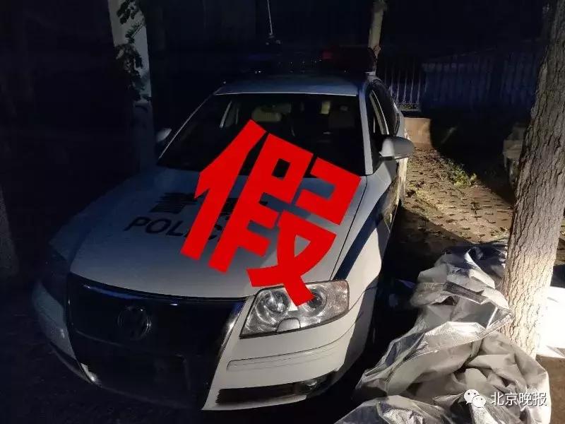 男子户外cos被抓,一男子cosplay警察