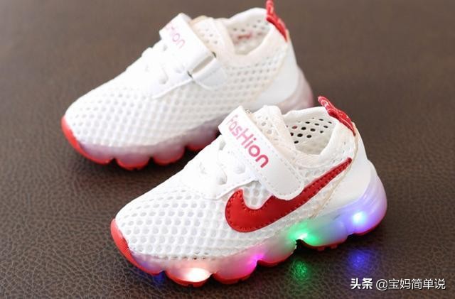 两种鞋最伤宝宝脚,这三种鞋子最伤脚最好别穿了
