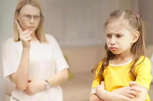 “妈妈,有人打我,怎么办?”面对孩子哭诉,高情商妈妈这样回答