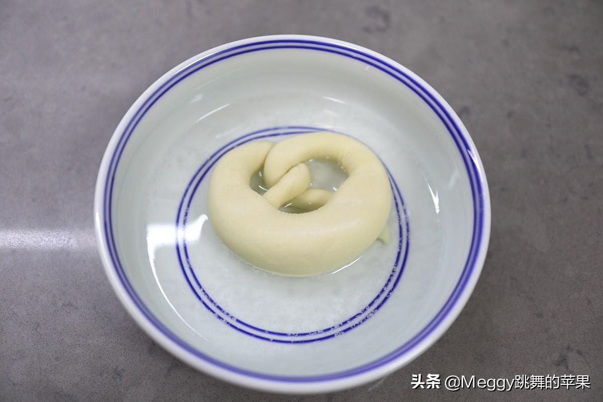 77岁老妈最爱吃的面包，口感扎实，造型美观，德国人喝啤酒必备