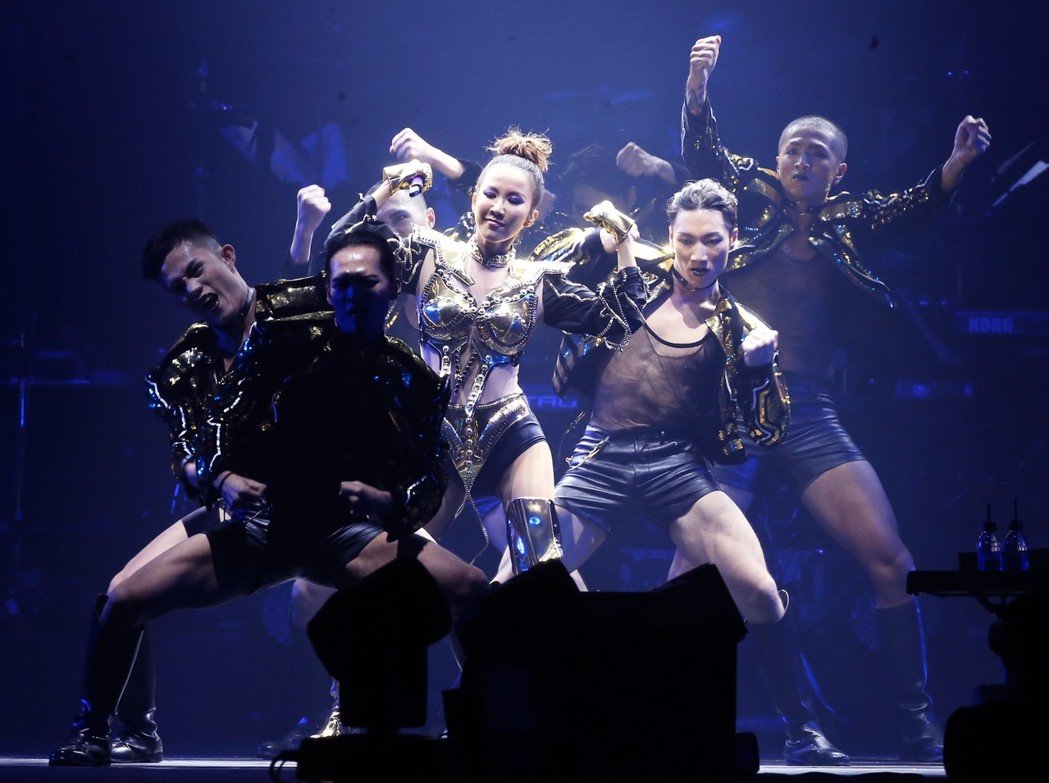 李玟发新照大秀好身材,42岁李玟晒沙滩照如少女