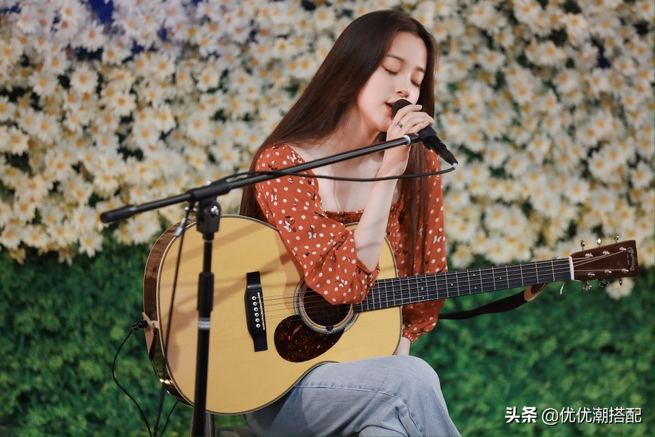 欧阳娜娜穿小碎花吊带搭配背带裤,欧阳娜娜穿单边背带裤元气满满