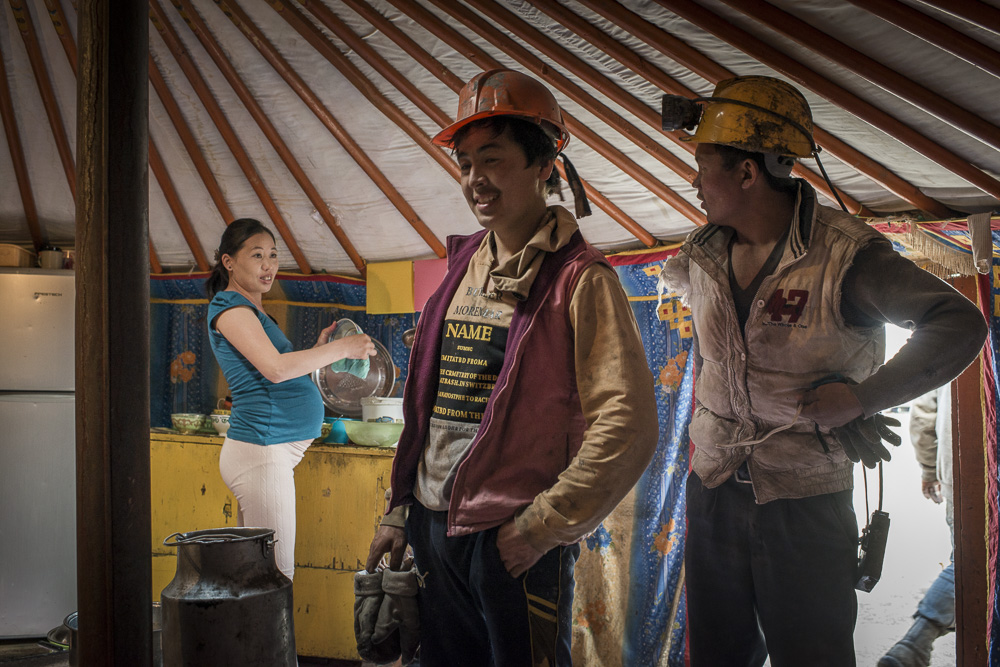 蒙古国卡车到中国排队拉货,蒙古国倒爷