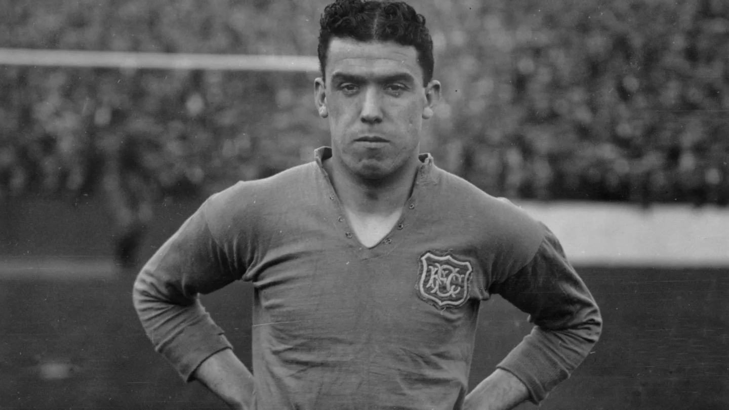 现代足球对中锋的要求,现代足球很强调边锋