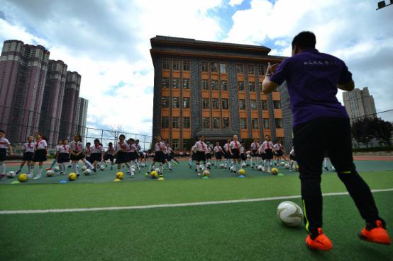 花三小,花三万学足球