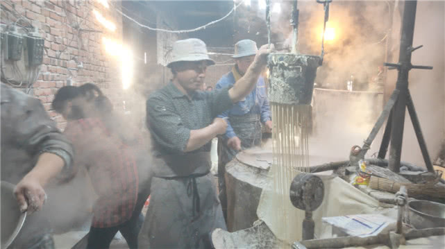 一直不知道淀粉糊怎么漏粉条：看了这个师傅的操作，全靠2锅水