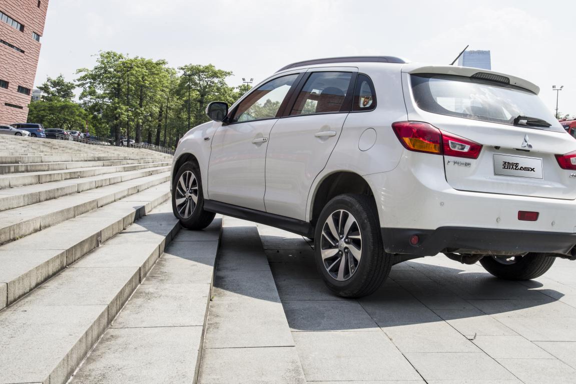 15万以内的SUV，我认准广汽三菱劲炫，级别比XR-V高，油耗还很低