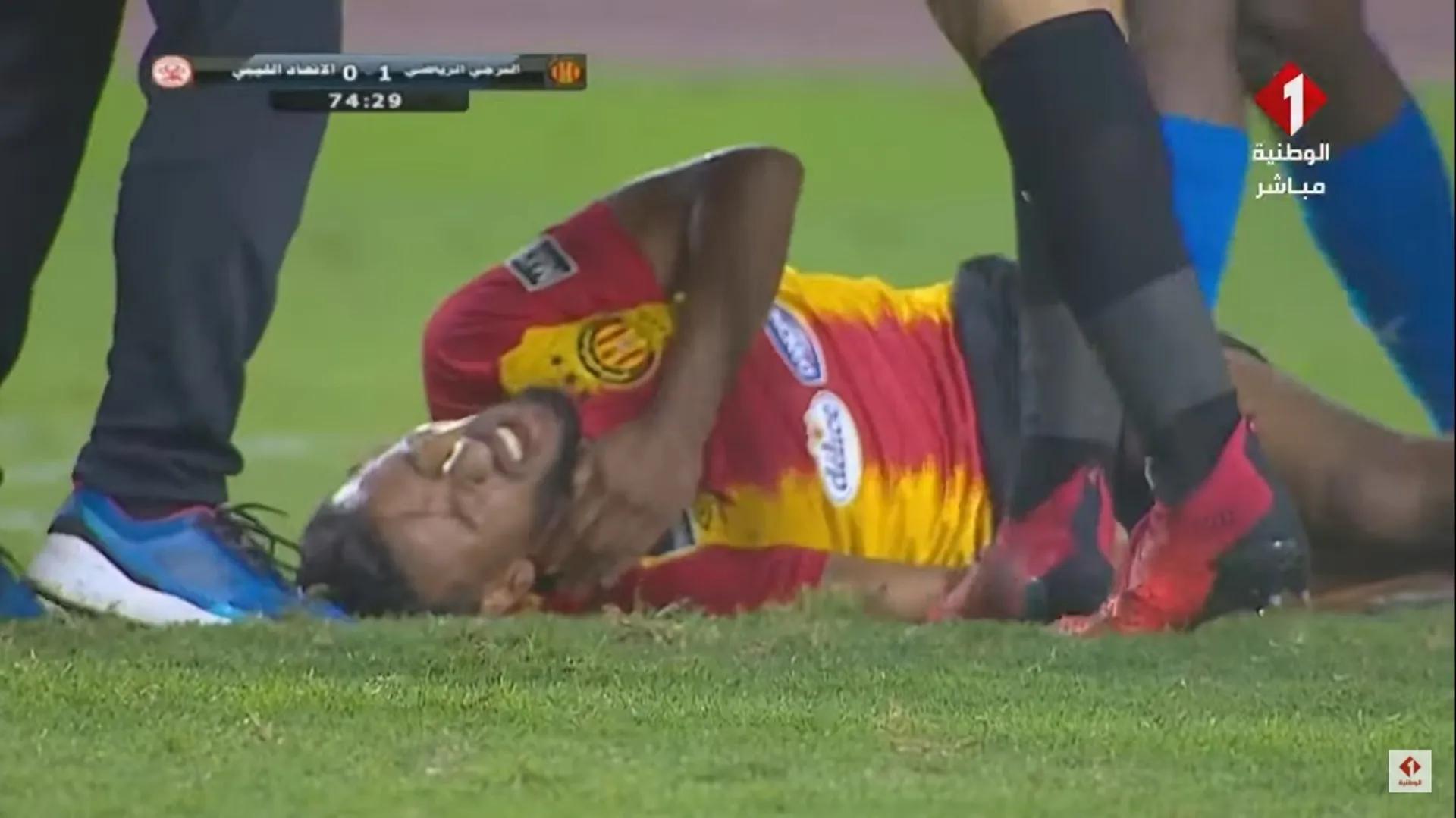 足球热话︱非冠杯惊现「死亡飞脚」守门员鞋钉直插对手颈椎领红