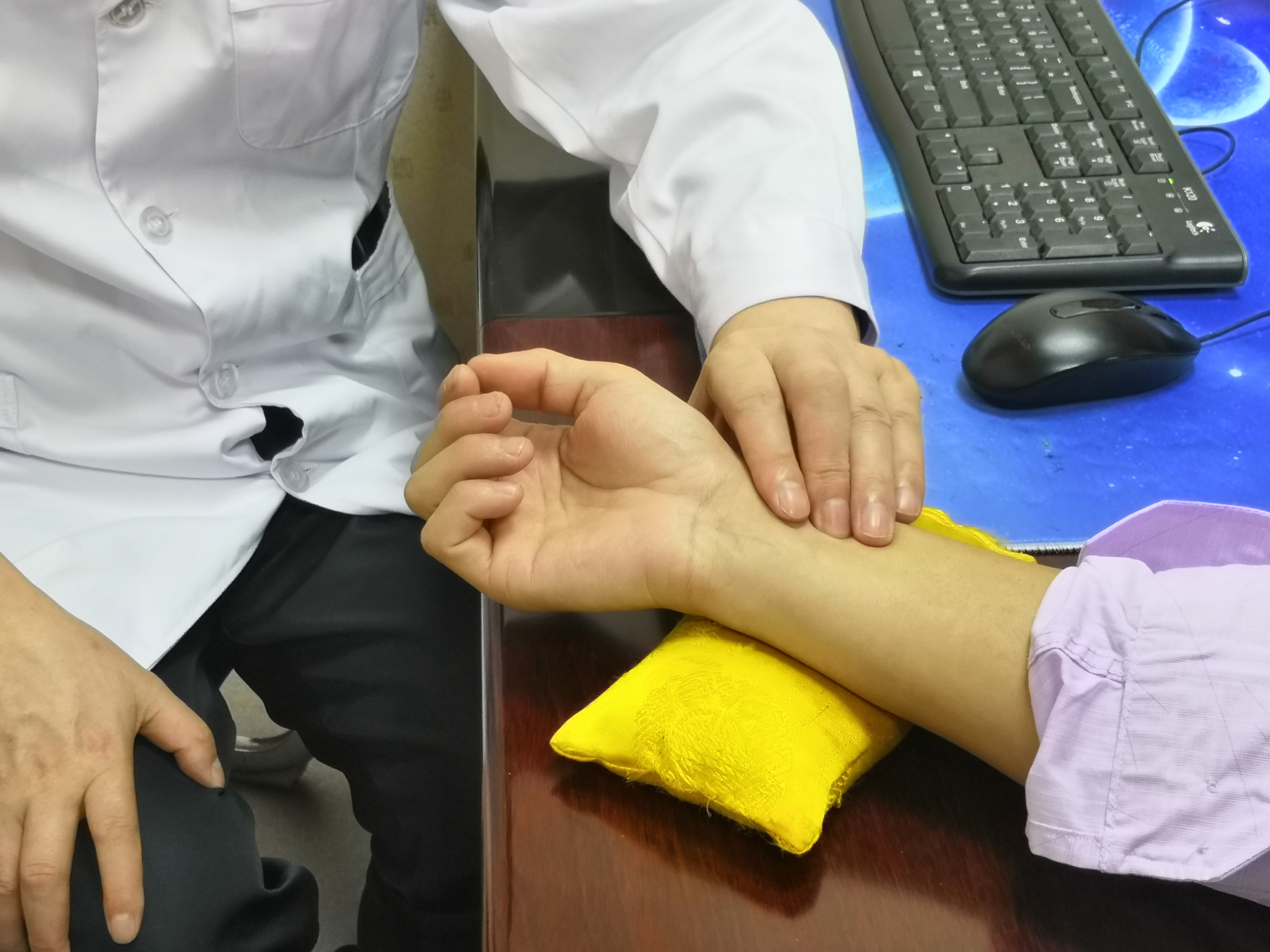 前列腺钙化患者出现症状时要及时就诊，耽误了会影响男性功能