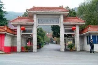 卖楼、卖公司、卖孔雀、巨幅减值，海正药业还在建度假山庄？