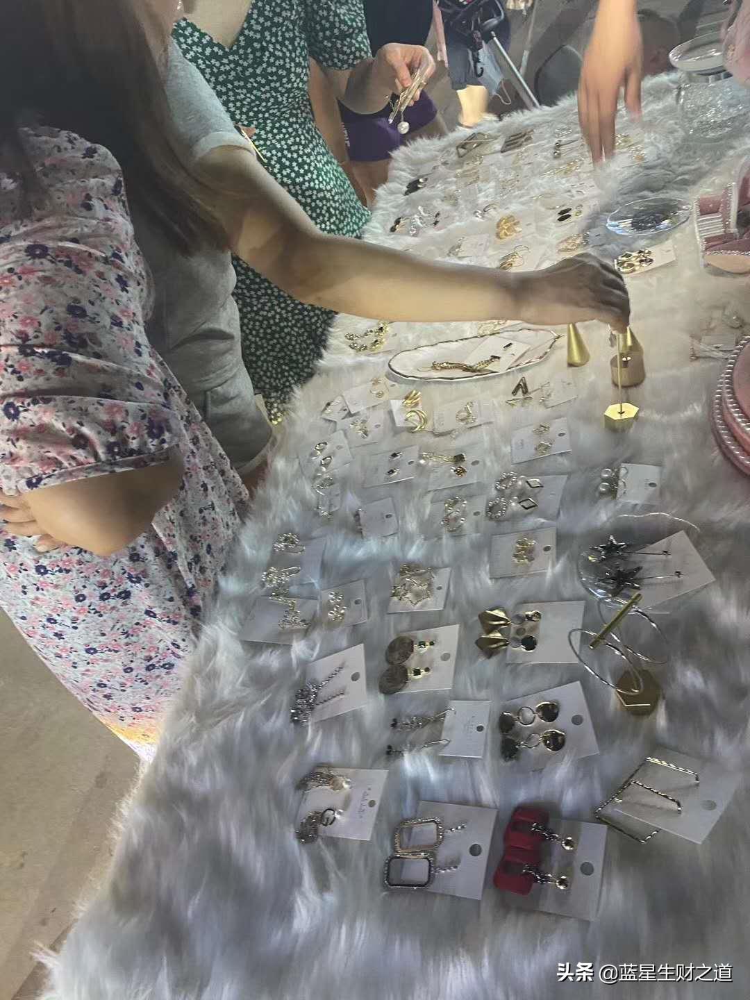 摆摊卖耳饰生意惨淡24年,摆地摊耳环卖18一对贵吗