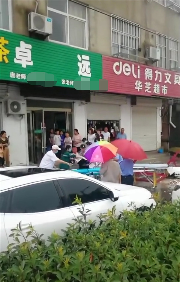 连云港一处太阳能热水器被大风刮落，多人被烫伤