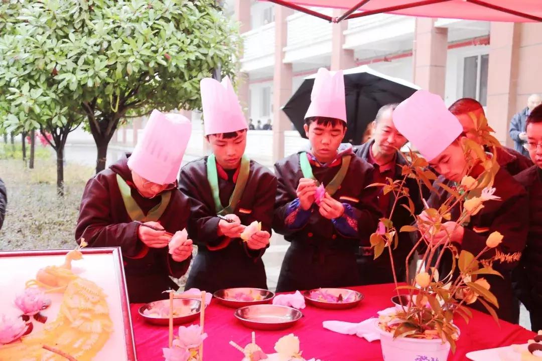 厉害了我们的新时代内容简介,松桃中等职业学校