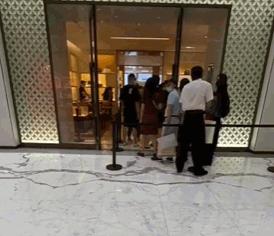 现在大家还买奢侈品吗,为什么现在大家喜欢买奢侈品