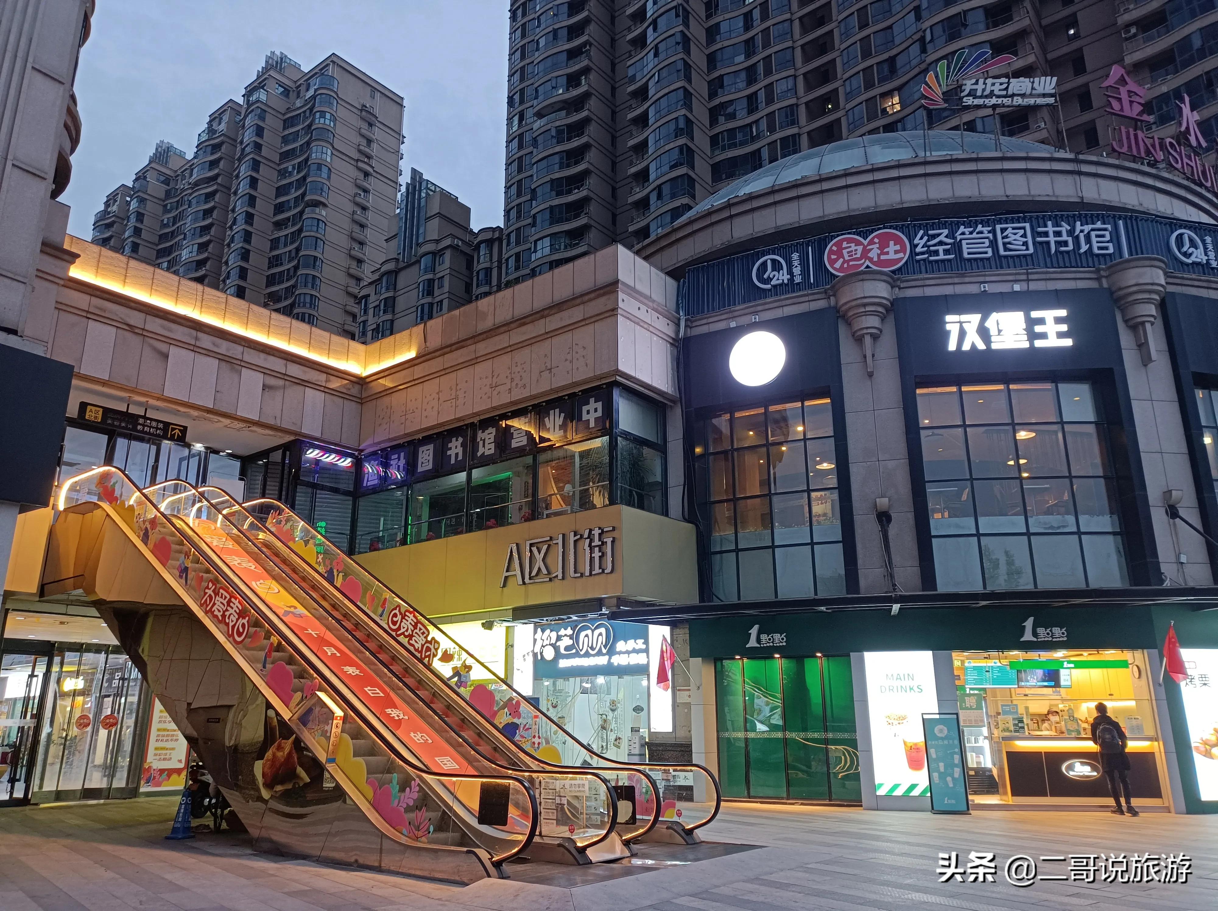 郑州金水区有个“奇怪”的广场，曾经繁华喧嚣，如今逐渐萧条