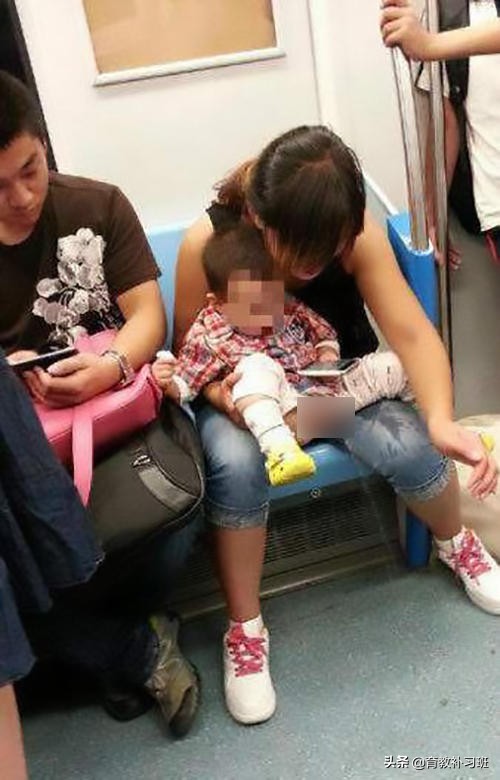 宝宝尿在尿不湿一股怪味,宝宝随地尿有异味怎么办